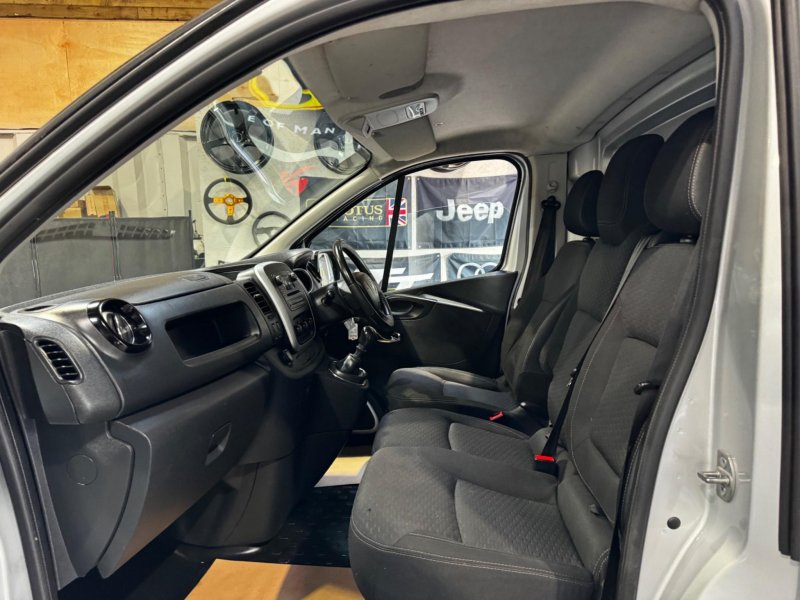 VAUXHALL VIVARO