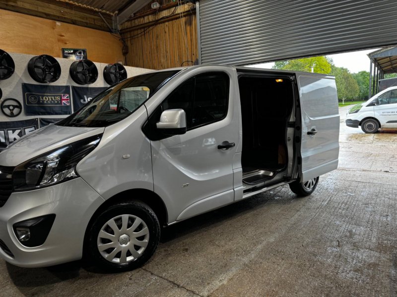 VAUXHALL VIVARO