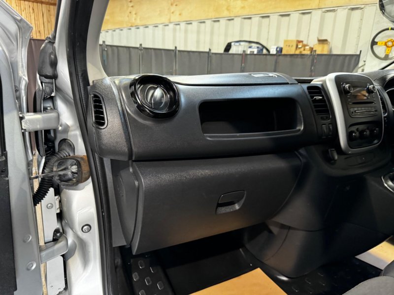 VAUXHALL VIVARO