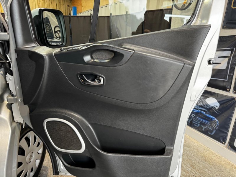 VAUXHALL VIVARO