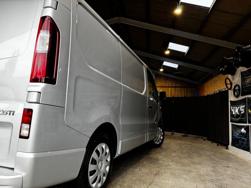 VAUXHALL VIVARO