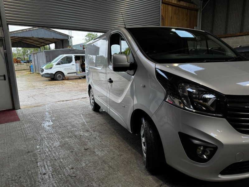 VAUXHALL VIVARO