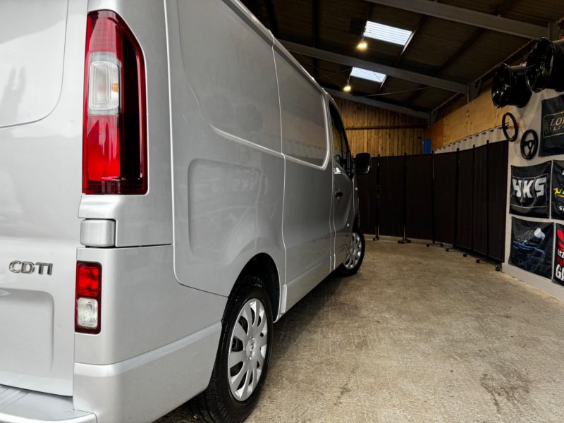 VAUXHALL VIVARO