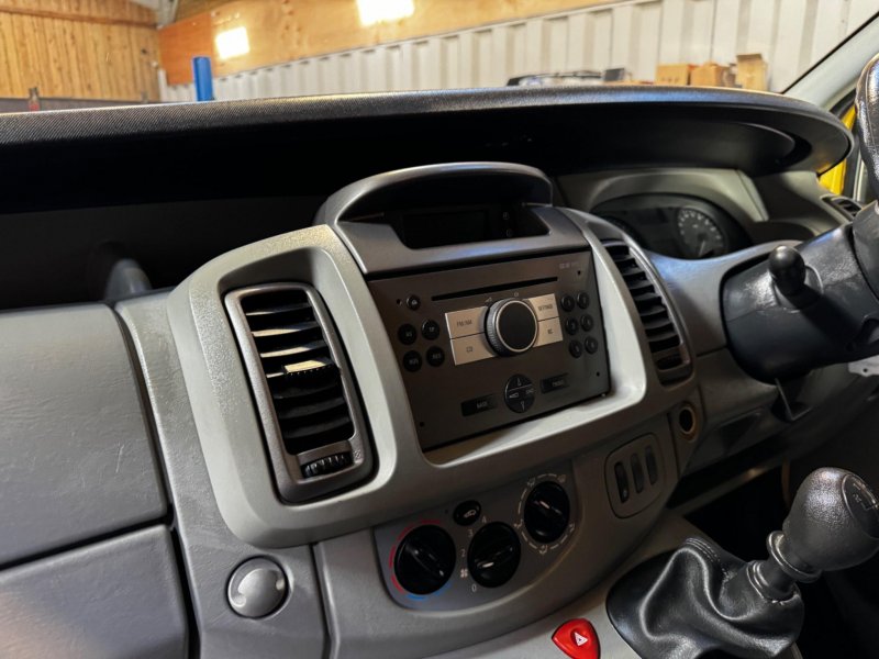 VAUXHALL VIVARO